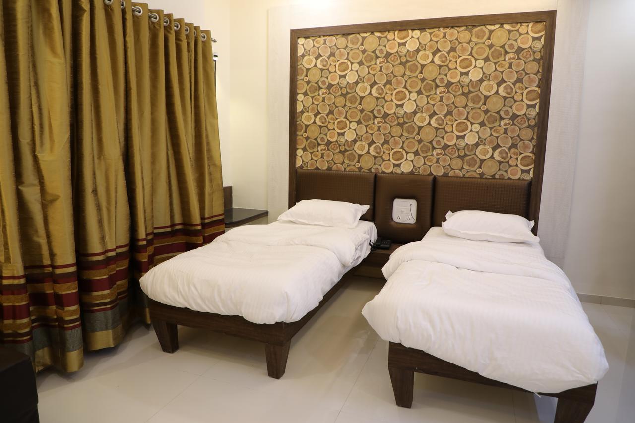 Hotel Pushpak Park Osmanabad Eksteriør billede