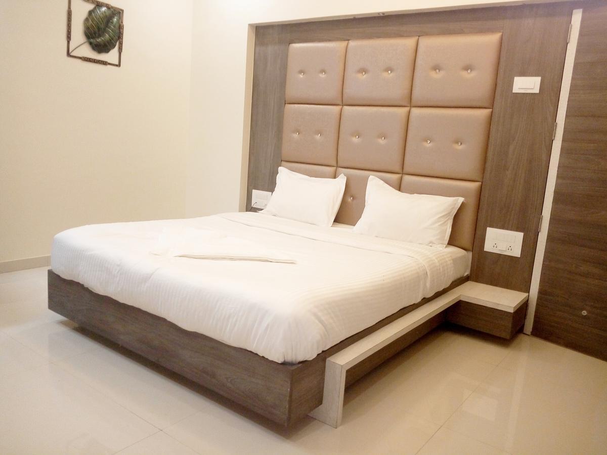 Hotel Pushpak Park Osmanabad Eksteriør billede