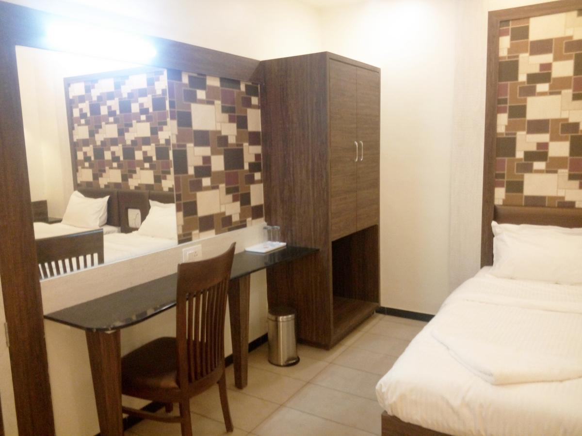 Hotel Pushpak Park Osmanabad Eksteriør billede